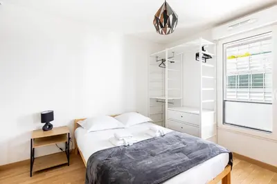 Un ou plusieurs lits dans un hébergement de l'établissement GuestReady - Charming flat with terrace near Paris
