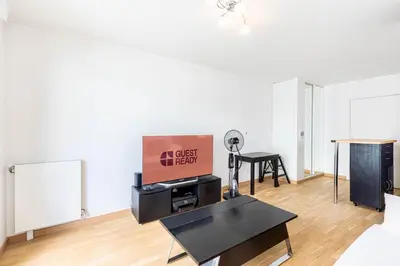 Télévision ou salle de divertissement dans l'établissement GuestReady - Charming flat with terrace near Paris