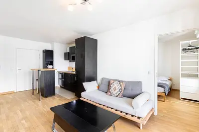 Cuisine ou kitchenette dans l'établissement GuestReady - Charming flat with terrace near Paris