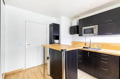 Cuisine ou kitchenette dans l'établissement GuestReady - Charming flat with terrace near Paris