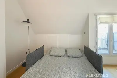 Un ou plusieurs lits dans un hébergement de l'établissement Charming Studio in the Heart of Paris 8th