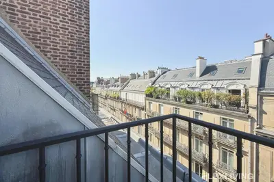 Balcon ou terrasse dans l'établissement Charming Studio in the Heart of Paris 8th
