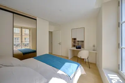 Un ou plusieurs lits dans un hébergement de l'établissement By Saint-Sulpice newly refurbished 4 BR apartment