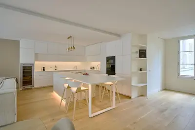 Cuisine ou kitchenette dans l'établissement By Saint-Sulpice newly refurbished 4 BR apartment