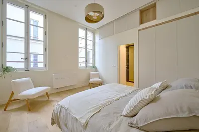 Un ou plusieurs lits dans un hébergement de l'établissement By Saint-Sulpice newly refurbished 4 BR apartment