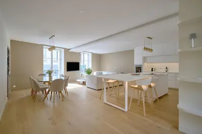 Cuisine ou kitchenette dans l'établissement By Saint-Sulpice newly refurbished 4 BR apartment