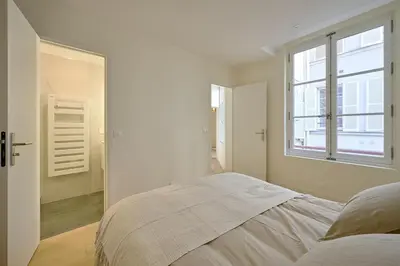 Un ou plusieurs lits dans un hébergement de l'établissement By Saint-Sulpice newly refurbished 4 BR apartment