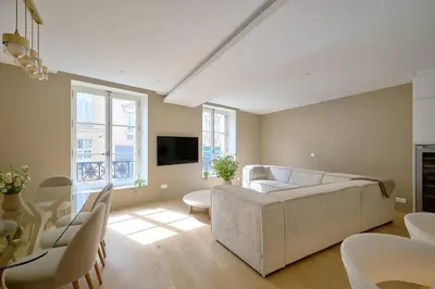 Télévision ou salle de divertissement dans l'établissement By Saint-Sulpice newly refurbished 4 BR apartment