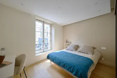 Un ou plusieurs lits dans un hébergement de l'établissement By Saint-Sulpice newly refurbished 4 BR apartment
