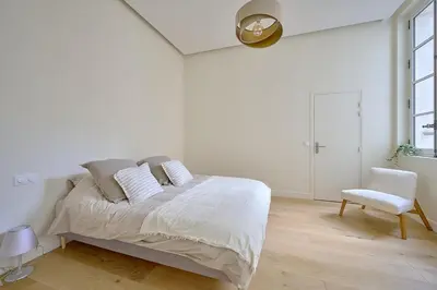 Un ou plusieurs lits dans un hébergement de l'établissement By Saint-Sulpice newly refurbished 4 BR apartment