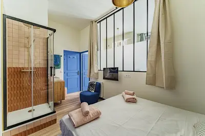 Un ou plusieurs lits dans un hébergement de l'établissement Cozy flat with Jacuzzi 2bdr 2WC