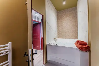 Salle de bains dans l'établissement Cozy flat with Jacuzzi 2bdr 2WC