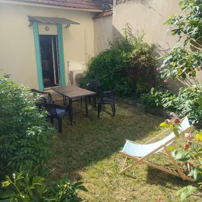 Jardin de l'établissement Maison de ville jardin derrière cité U à Gentilly