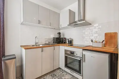 Cuisine ou kitchenette dans l'établissement Champs de Mars - Ecole Militaire 1ch by B'Your Home