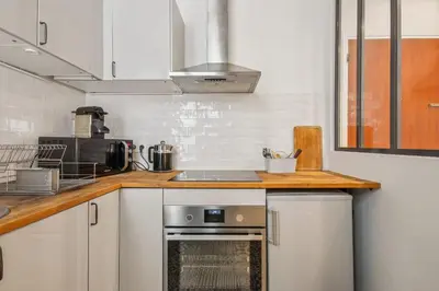 Cuisine ou kitchenette dans l'établissement Champs de Mars - Ecole Militaire 1ch by B'Your Home
