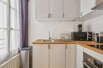 Cuisine ou kitchenette dans l'établissement Champs de Mars - Ecole Militaire 1ch by B'Your Home
