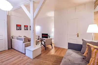 Télévision ou salle de divertissement dans l'établissement 6 Guests Flat in heart of Paris - Pompidou