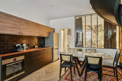 Cuisine ou kitchenette dans l'établissement Luxury family Duplex 4 bdrs 10P - Republique