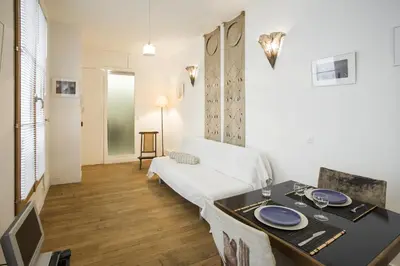 Télévision ou salle de divertissement dans l'établissement Studio Beaune