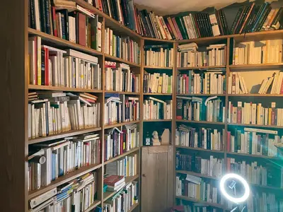 Bibliothèque dans l'appartement