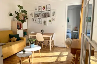 Coin salon dans l'établissement Lovely One-Bedroom Apartment in Paris 18th