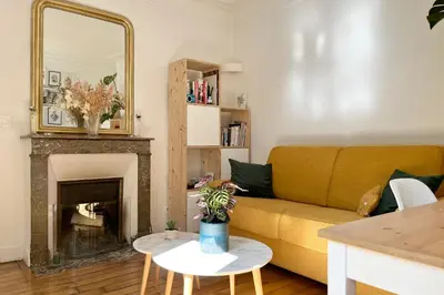 Coin salon dans l'établissement Lovely One-Bedroom Apartment in Paris 18th