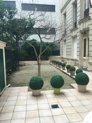 Jardin de l'établissement Nice flat close to Arc de Triomphe