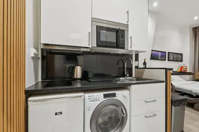 Cuisine ou kitchenette dans l'établissement Nice flat close to Arc de Triomphe