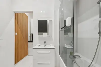 Salle de bains dans l'établissement Nice flat close to Arc de Triomphe