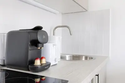 Cuisine ou kitchenette dans l'établissement Mykeypers- Design & Cosy Apartment 2P - Malakoff 25