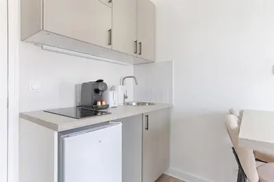 Cuisine ou kitchenette dans l'établissement Mykeypers- Design & Cosy Apartment 2P - Malakoff 25