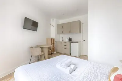 Cuisine ou kitchenette dans l'établissement Mykeypers- Luxury Studio 2P - Malakoff 14