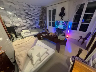 Télévision ou salle de divertissement dans l'établissement Shared Appart for 2 male traveler under 30s