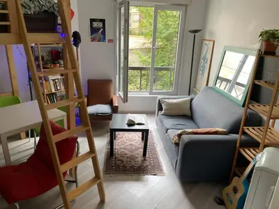 Coin salon dans l'établissement Appartement 26m2 Parisien Canal St Martin
