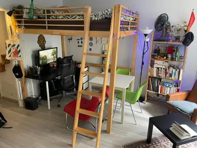 Bibliothèque dans l'appartement