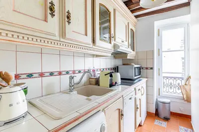 Cuisine ou kitchenette dans l'établissement GuestReady - Chic & Central Paris Hideaway for 2