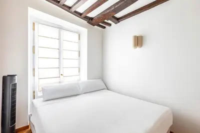 Un ou plusieurs lits dans un hébergement de l'établissement GuestReady - Chic & Central Paris Hideaway for 2