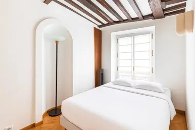 Un ou plusieurs lits dans un hébergement de l'établissement GuestReady - Chic & Central Paris Hideaway for 2