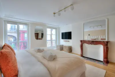 Télévision ou salle de divertissement dans l'établissement 3-chambres luxueux et familial -Vendôme- Climatisé