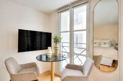 Un ou plusieurs lits dans un hébergement de l'établissement Luxurious and air-conditioned studio - Opera