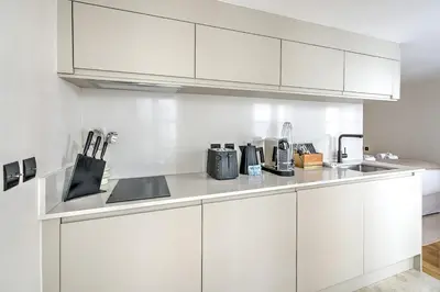 Cuisine ou kitchenette dans l'établissement Luxurious and air-conditioned studio - Opera