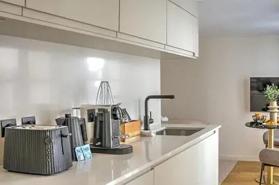 Cuisine ou kitchenette dans l'établissement Luxurious and air-conditioned studio - Opera