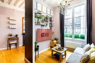 Coin salon dans l'établissement GuestReady - Artisan Style Stay in Paris' Heart