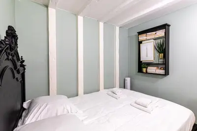 Un ou plusieurs lits dans un hébergement de l'établissement GuestReady - Artisan Style Stay in Paris' Heart