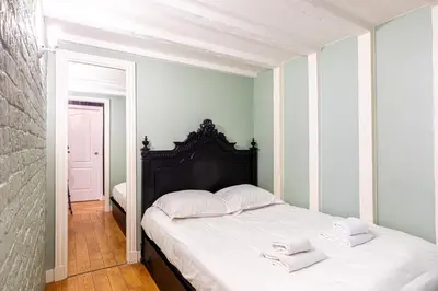 Un ou plusieurs lits dans un hébergement de l'établissement GuestReady - Artisan Style Stay in Paris' Heart