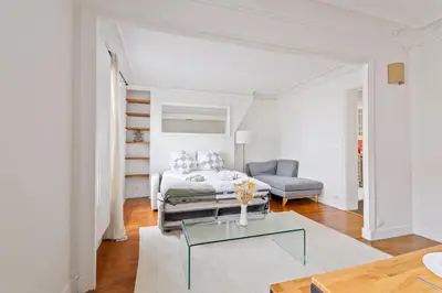 Coin salon dans l'établissement Haussmannien lumineux avec balcon proche Montmartre