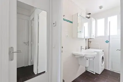 Salle de bains dans l'établissement Haussmannien lumineux avec balcon proche Montmartre