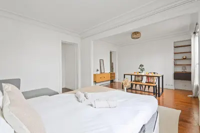 Un ou plusieurs lits dans un hébergement de l'établissement Haussmannien lumineux avec balcon proche Montmartre