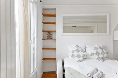Un ou plusieurs lits dans un hébergement de l'établissement Haussmannien lumineux avec balcon proche Montmartre