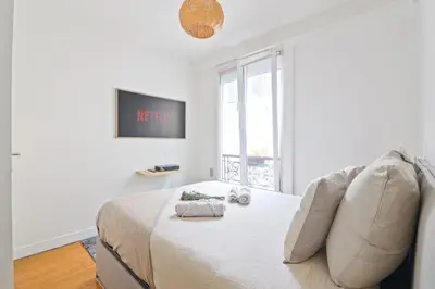 Un ou plusieurs lits dans un hébergement de l'établissement Haussmannien lumineux avec balcon proche Montmartre